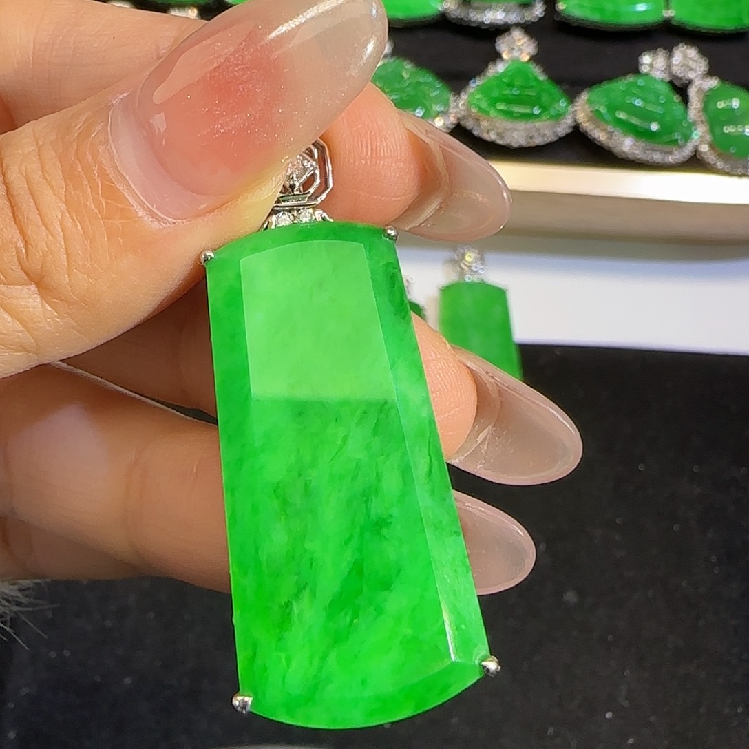 翡翠颈饰18K金镶嵌无事牌