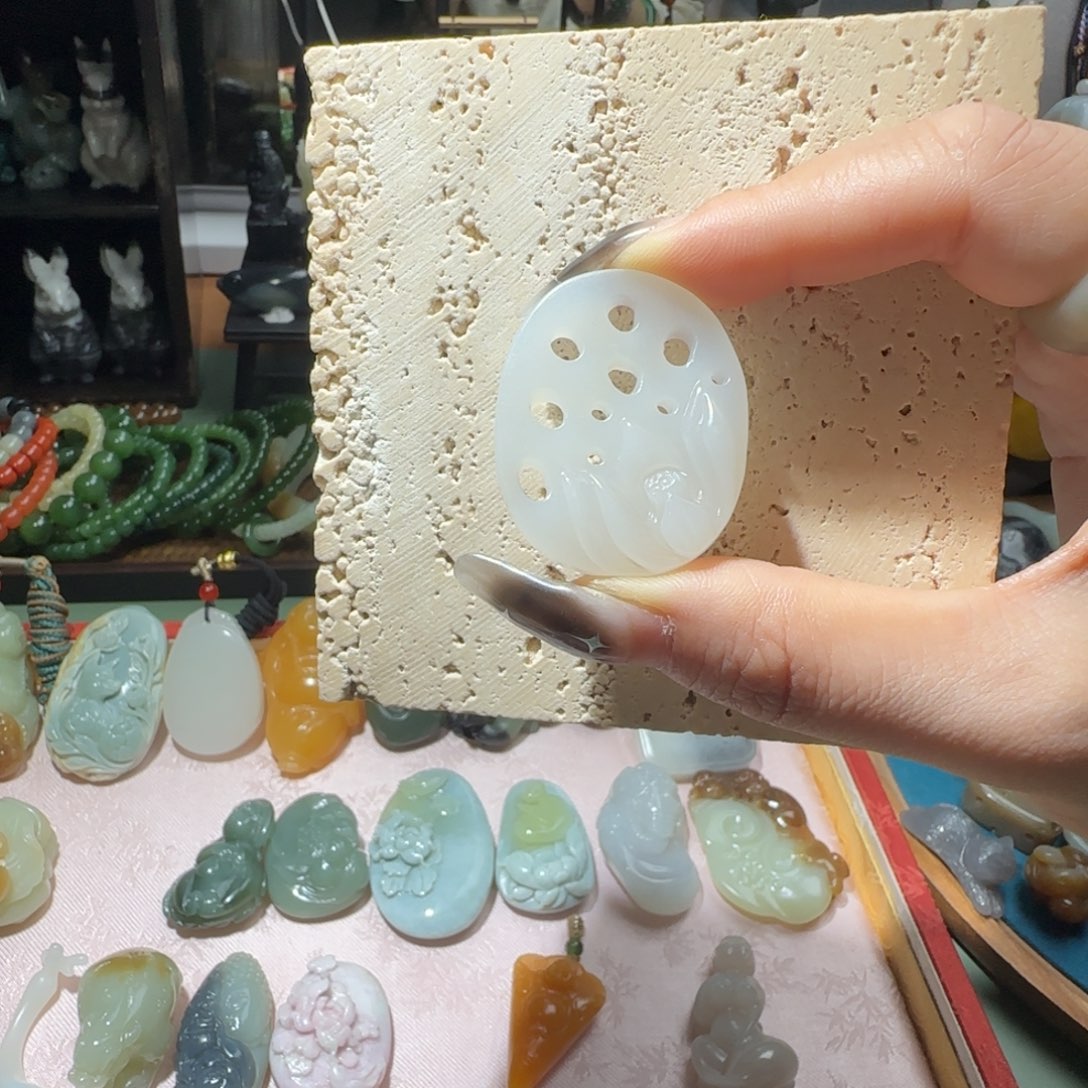 芸***茜和田玉未镶嵌颈饰