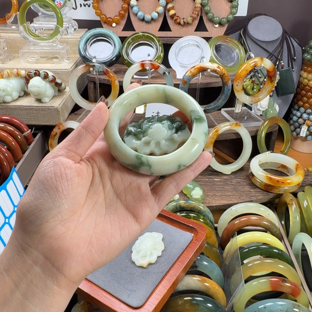 麋****蛇纹石玉未镶嵌手镯