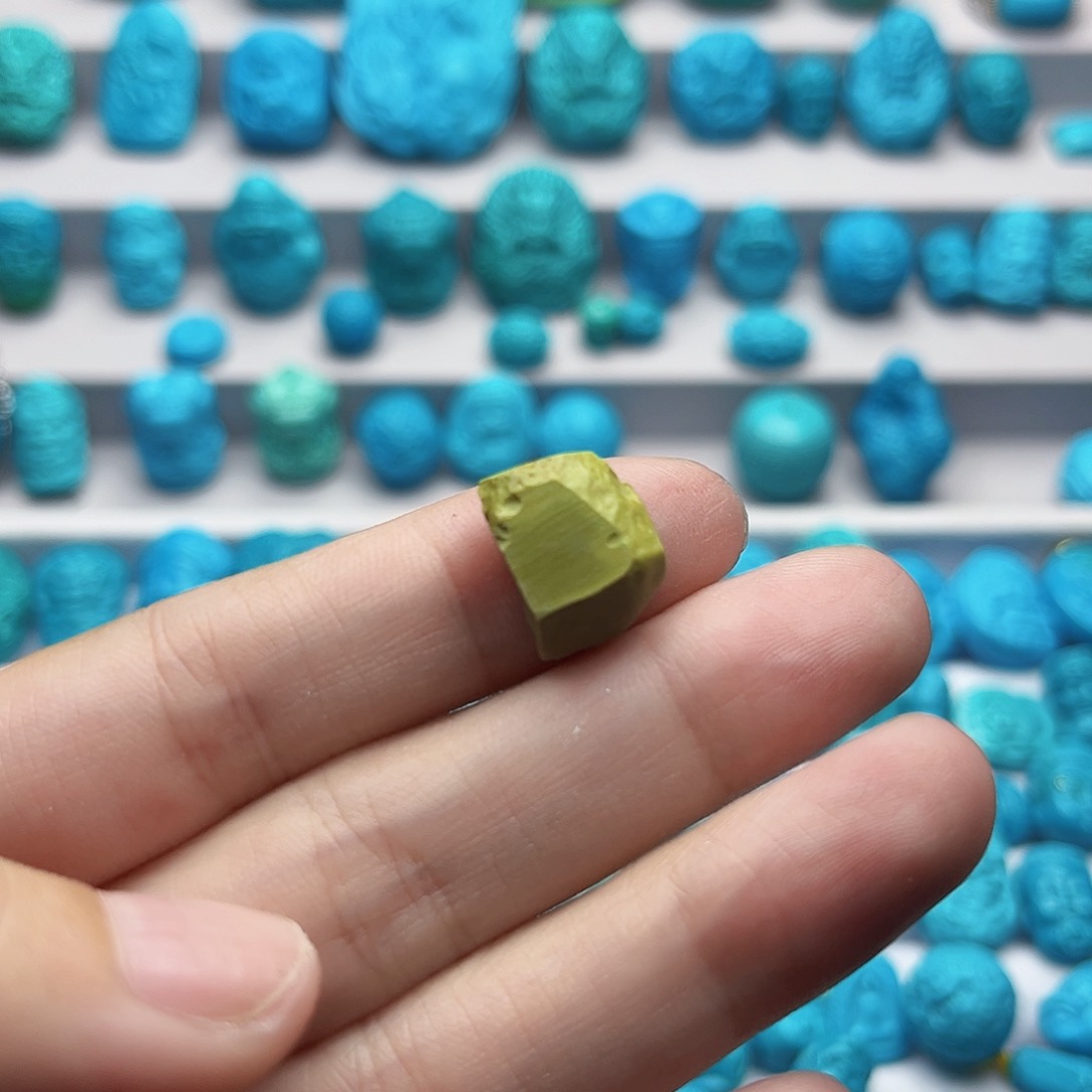 可***儿绿松石未镶嵌天然原矿雕刻绿松石