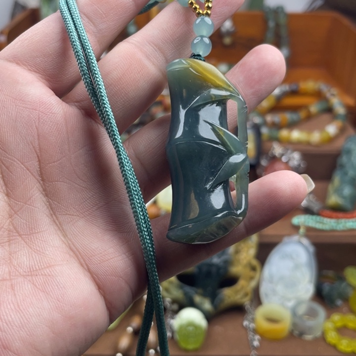 蛇纹石玉未镶嵌吊坠