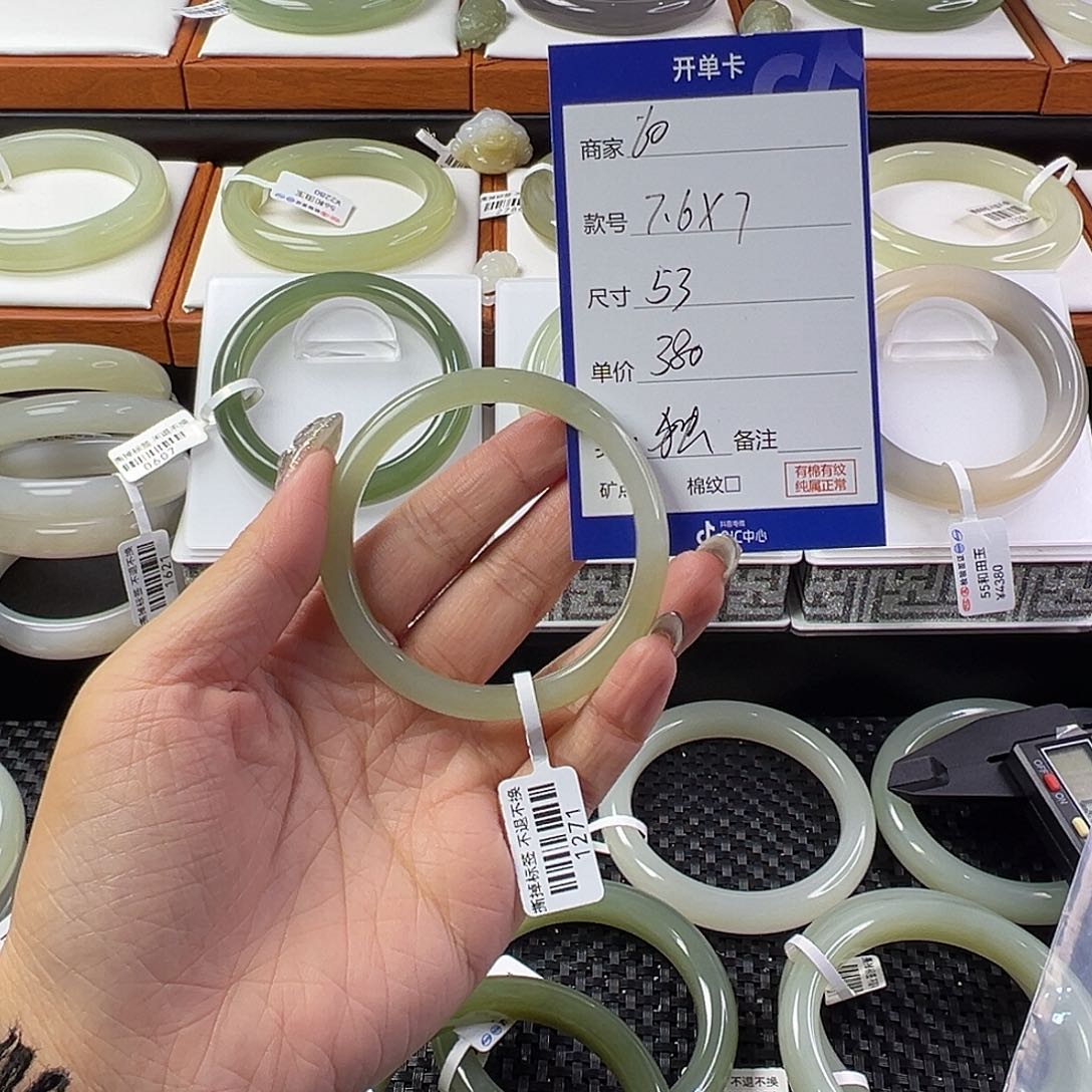 和田玉手镯未镶嵌独****）