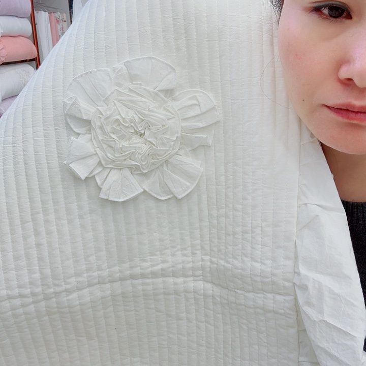 亚麻白色盘花枕套