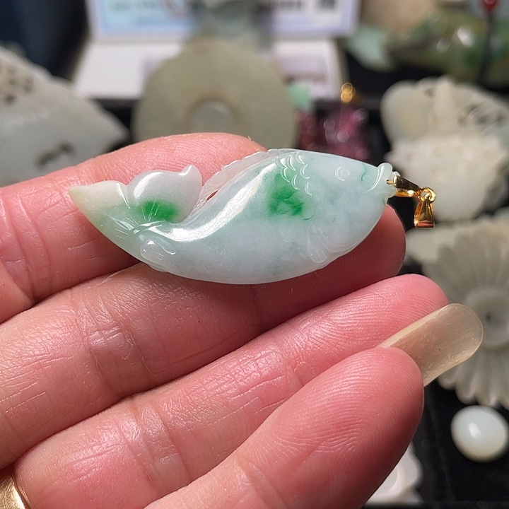 用***8翡翠未镶嵌颈饰挂件