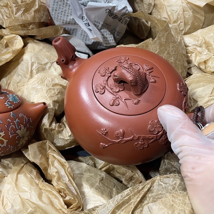 紫砂茶壶原矿泥料手工制作的一把紫砂壶。