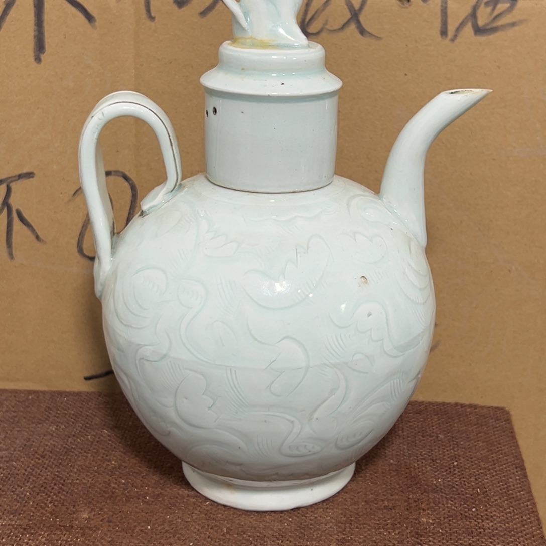 摆件陶空心的墙体上有个大的小孔