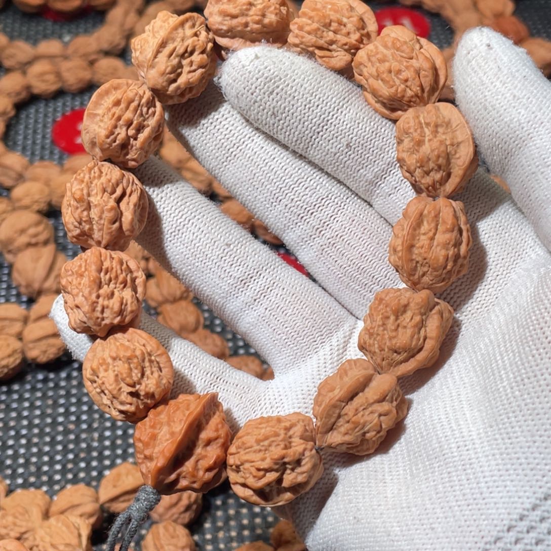 又***了文玩核桃手串嵩山蛤蟆头原皮手持