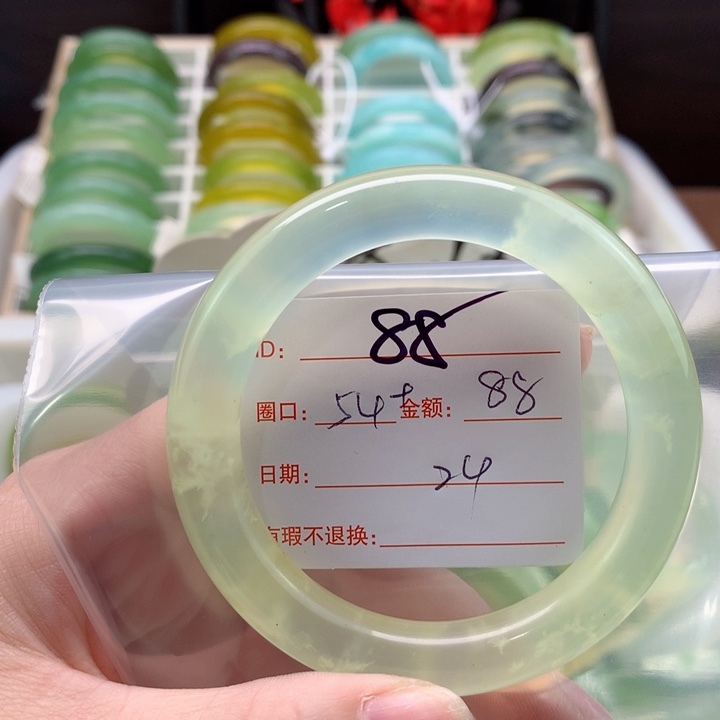 蛇纹石玉颈饰合金半****城