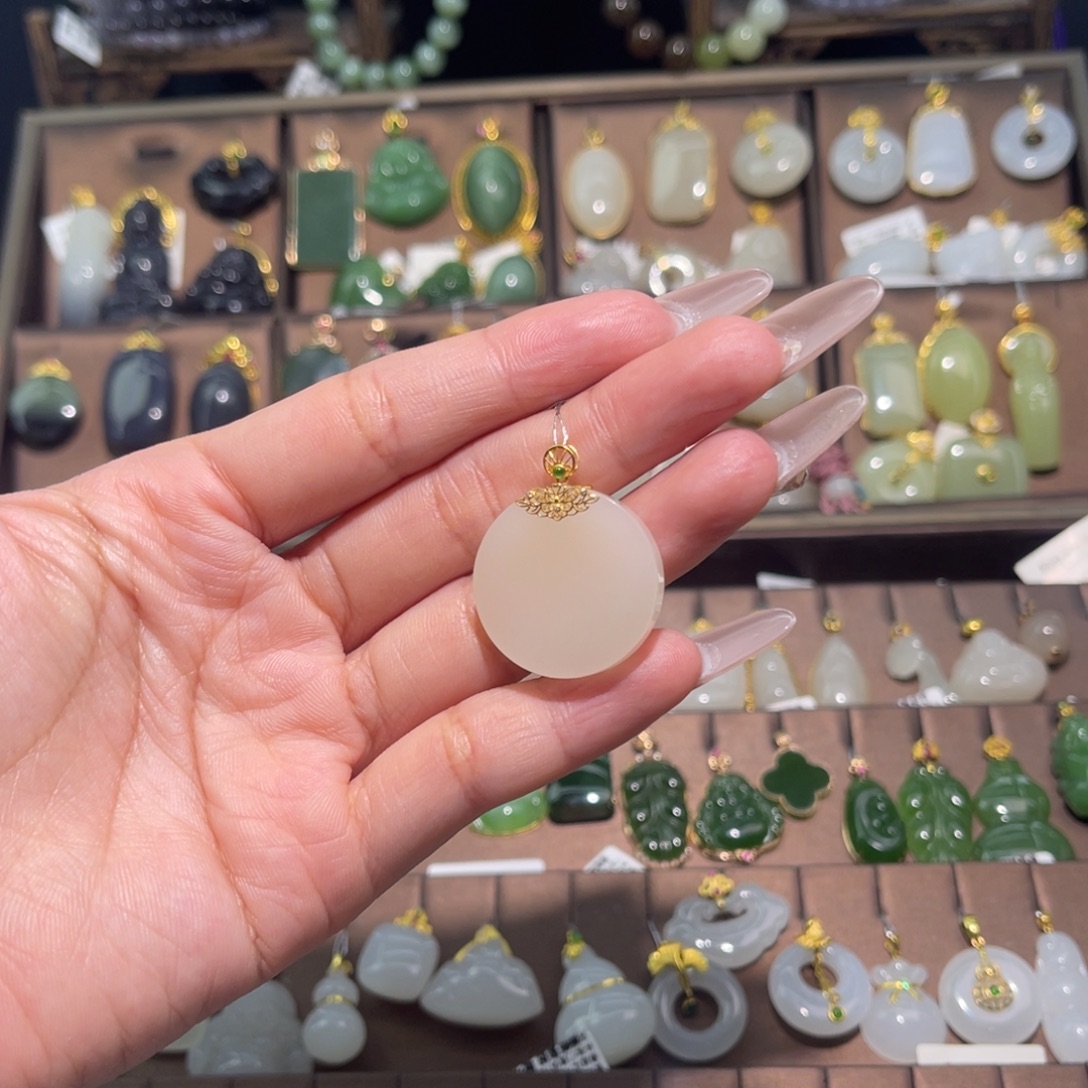 和田玉18K金镶嵌吊坠(赠链)