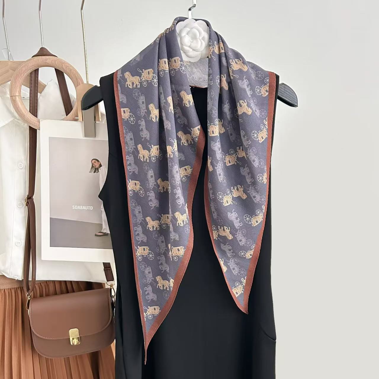 Hongxi Scarves/鸿晰丝巾丝毛单面蓝色小马车150*40菱形巾G030