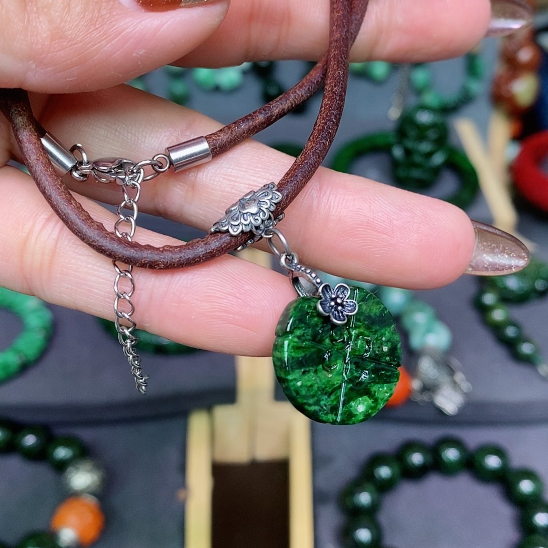 翡翠颈饰未镶嵌漂亮美眉