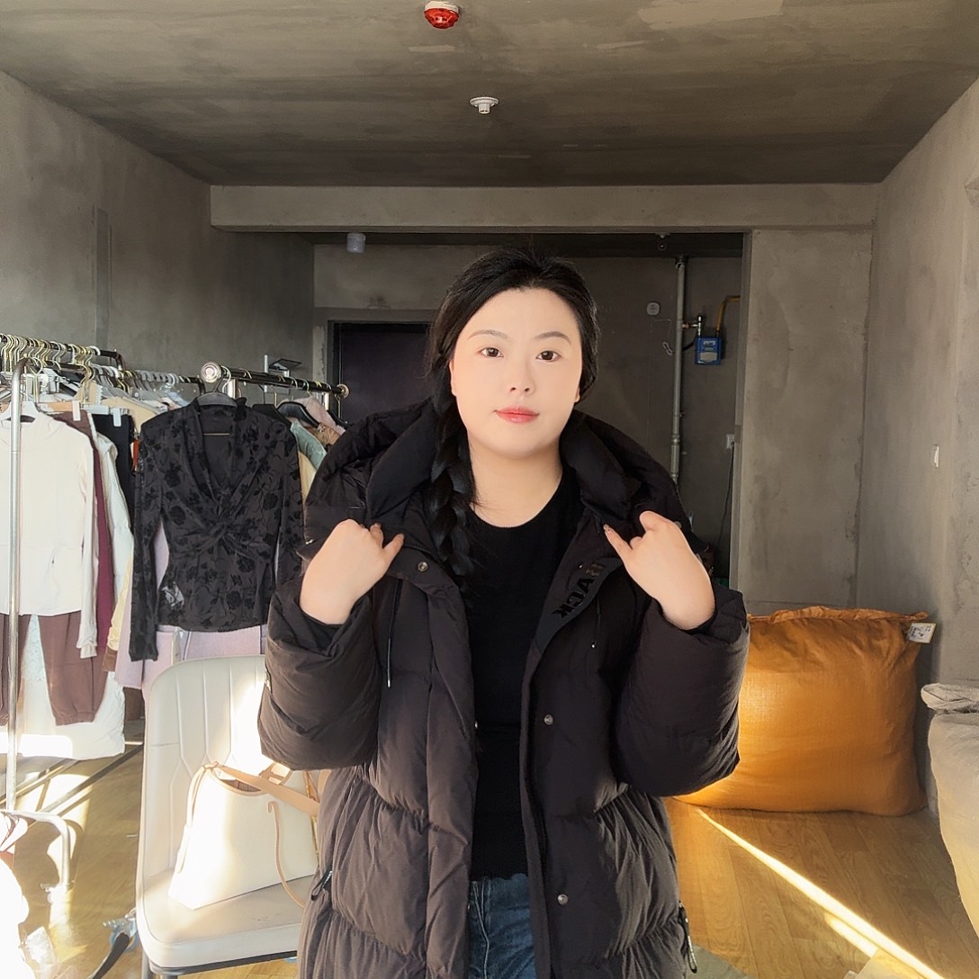 山****黑色L外套。        