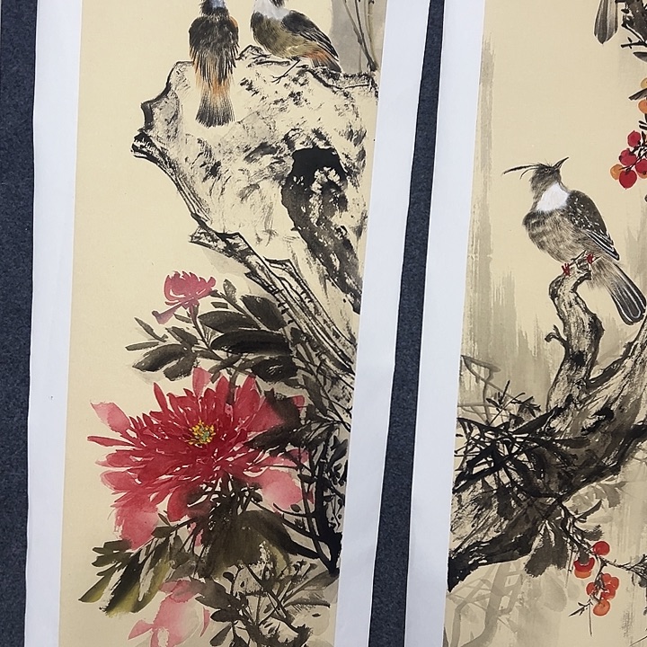 客厅的灯亮了起来