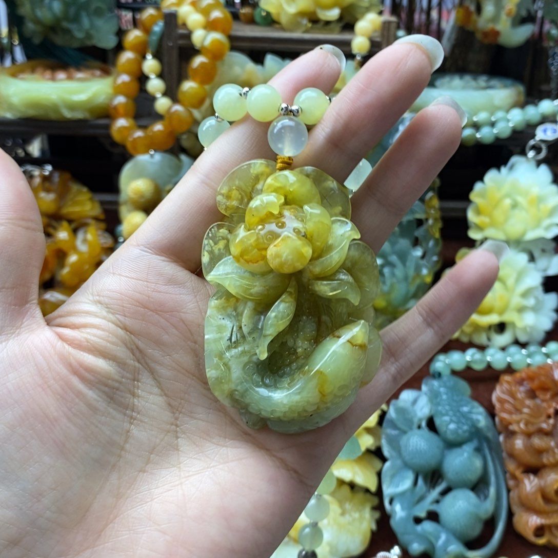 蛇纹石玉挂件未镶嵌