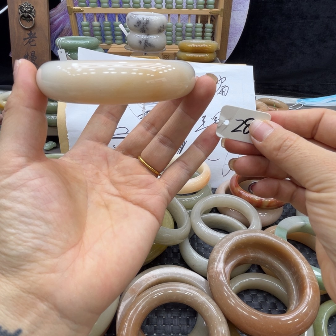 橘***0石英质玉未镶嵌手镯