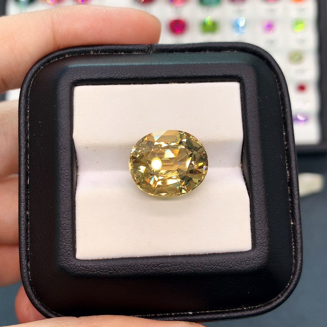 碧玺12.35克拉黄碧玺未镶嵌水*