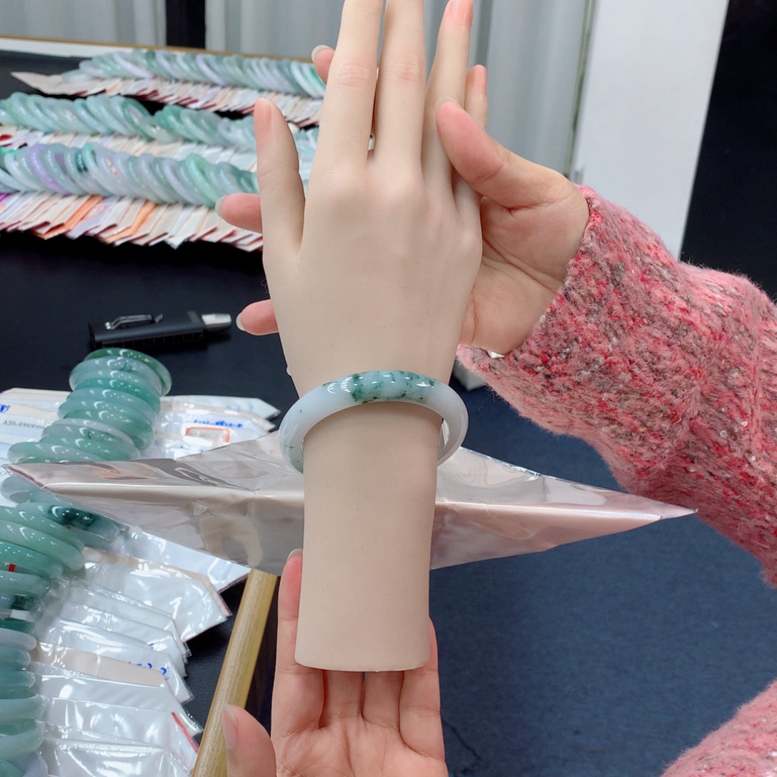 翡翠未镶嵌手镯48小时