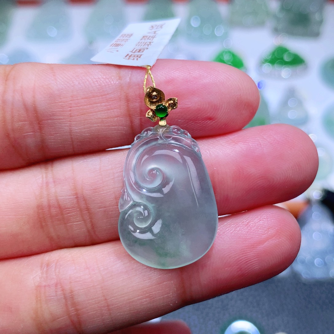 翡翠18K金镶嵌颈饰如意
