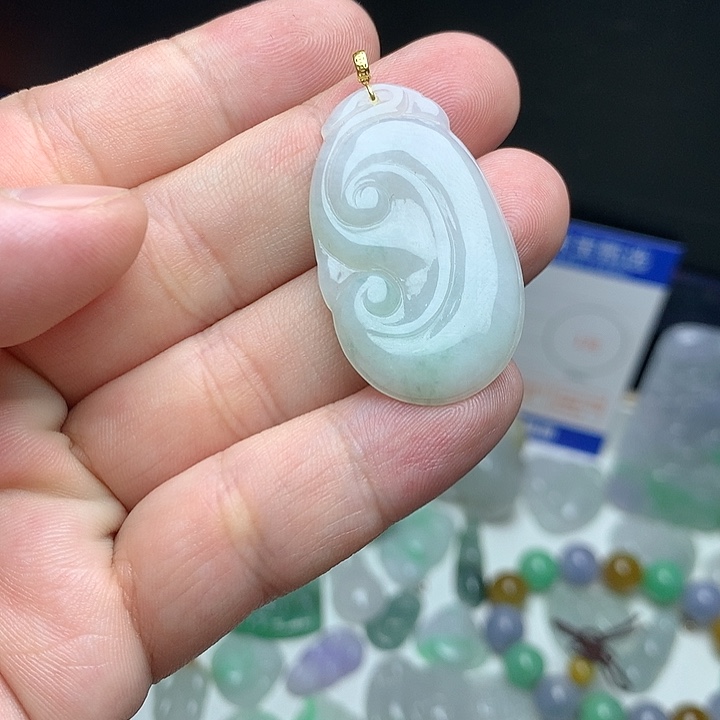 翡翠颈饰18K金镶嵌如意