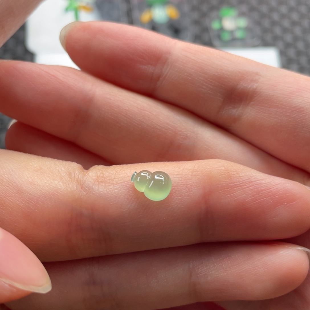 翡翠未镶嵌颈饰葫芦