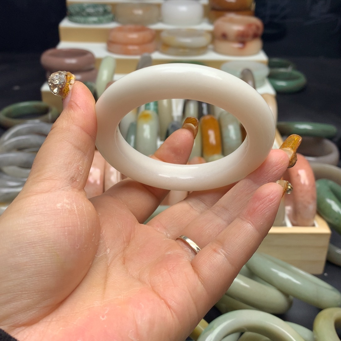 石英质玉手镯未镶嵌