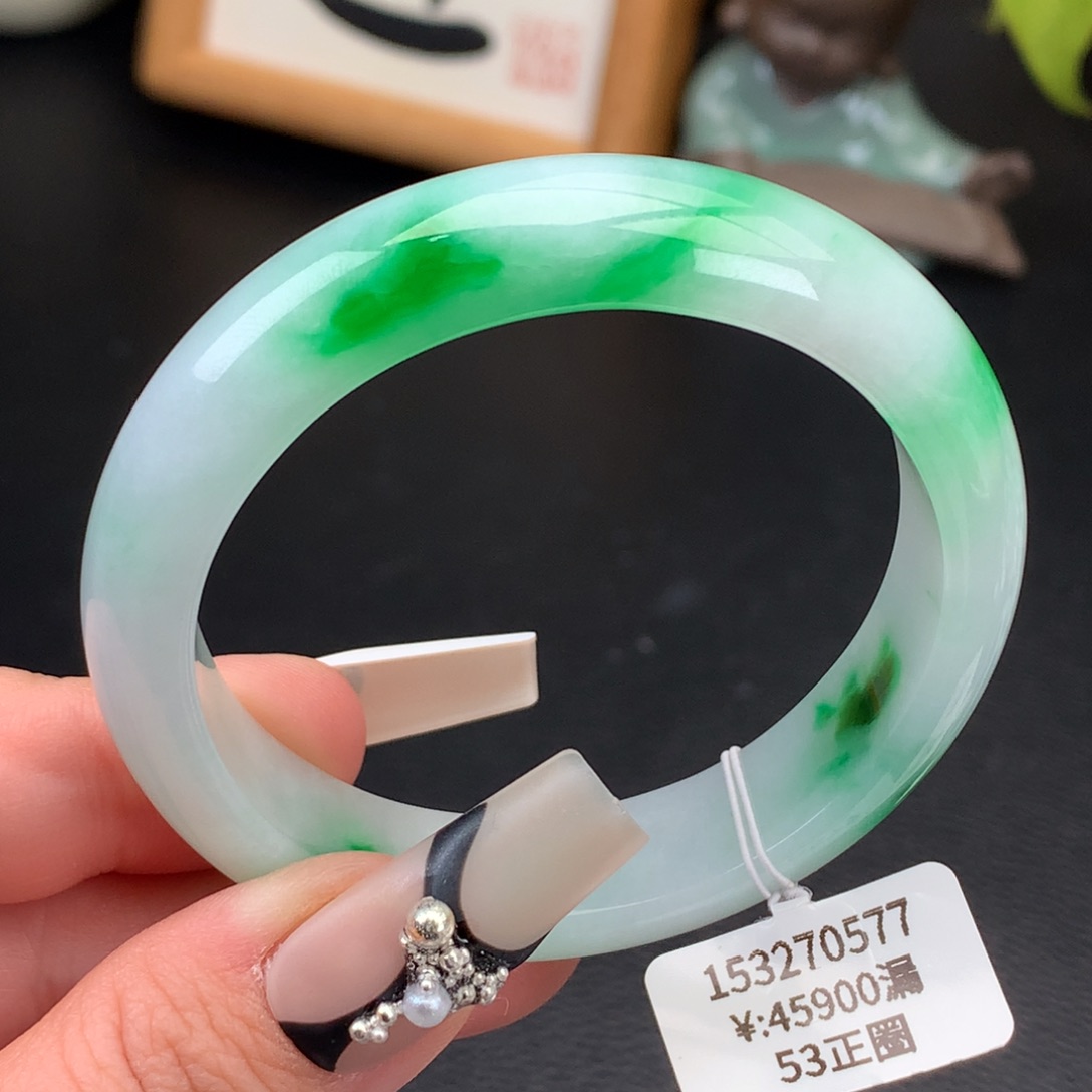 翡翠手镯未镶嵌白底辣阳绿飘花手镯