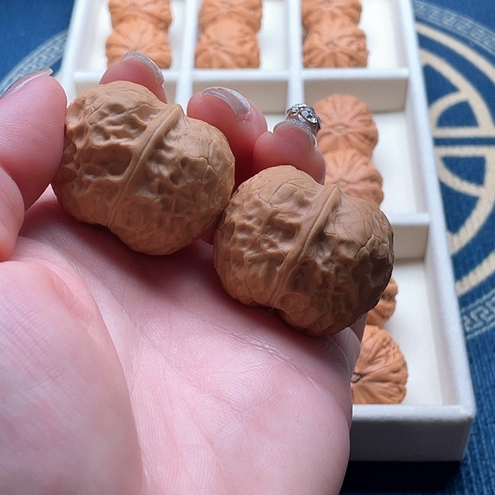 文玩核桃把件金锭元宝