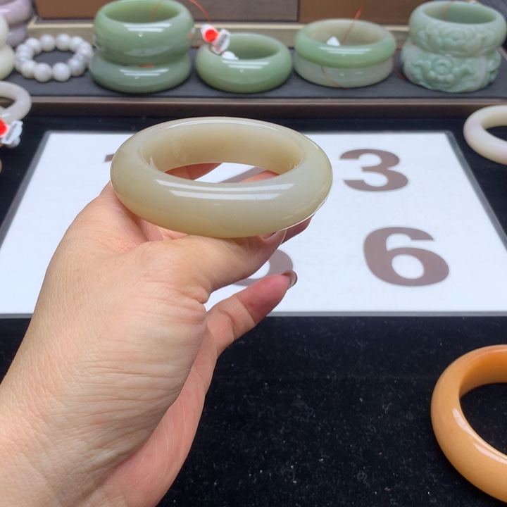 未镶嵌手镯石英质玉