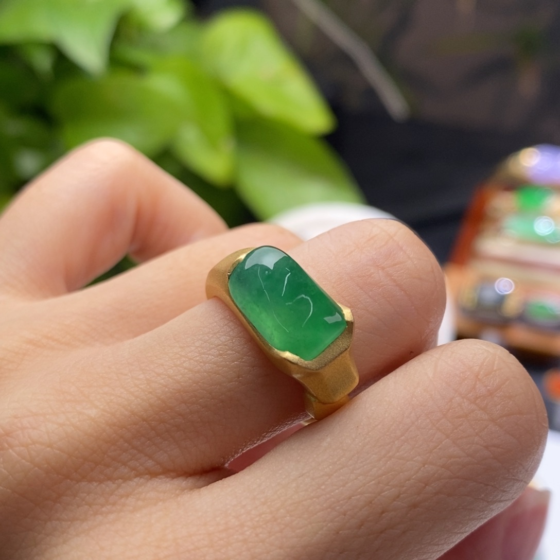 翡翠戒指18K金镶嵌戒指
