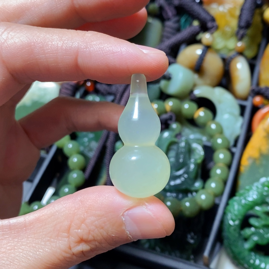 蛇纹石玉未镶嵌颈饰