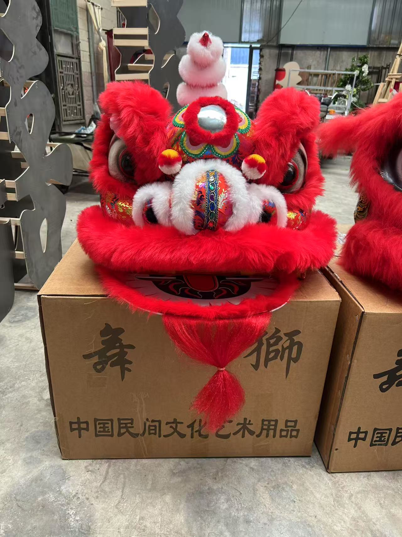 婚房拍照红色狮头