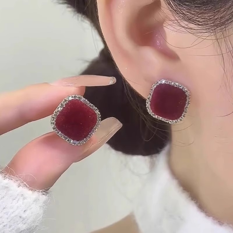 铜合金耳饰 秋冬酒红色植绒方形耳钉轻奢高级感耳环气质新年耳饰 