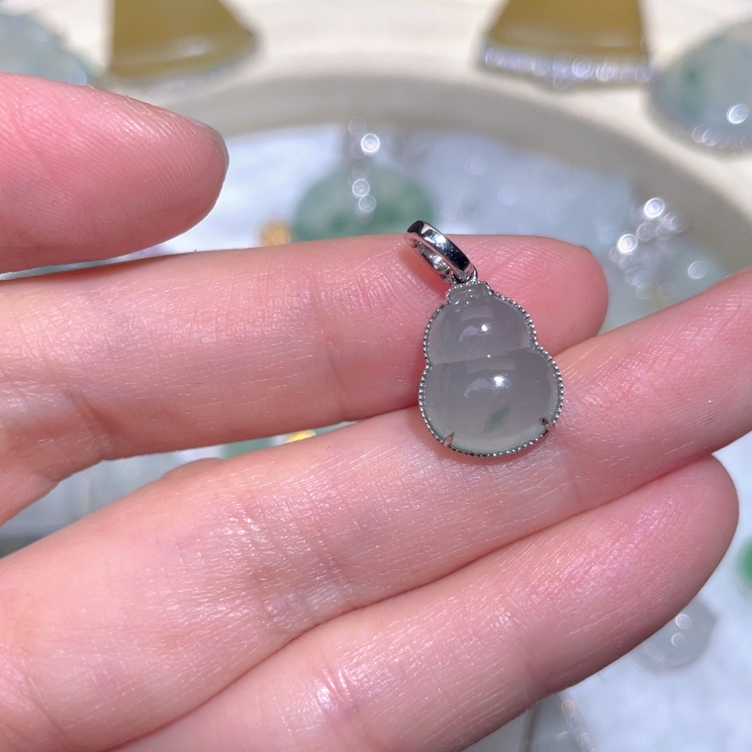 翡翠颈饰18K金镶嵌翡翠