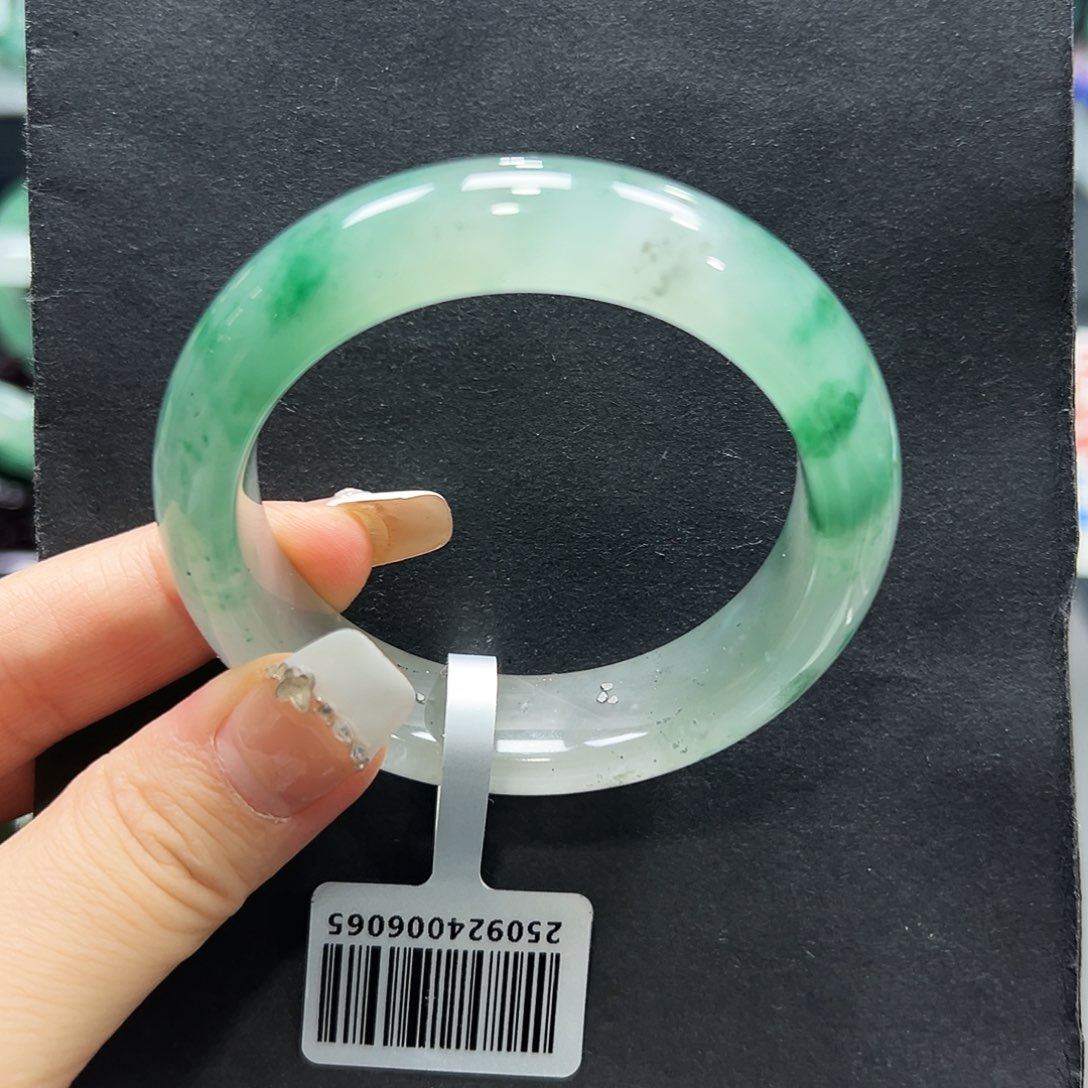 石英质玉（非洲翠）未镶嵌手镯