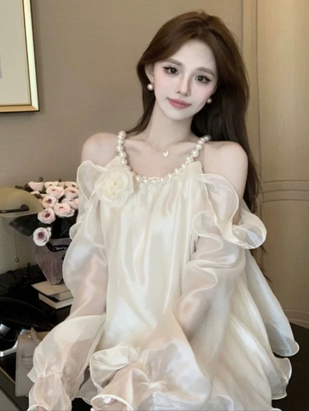 立体花朵珍珠挂脖露肩仙女漂亮缎面法式复古设计感衬衣