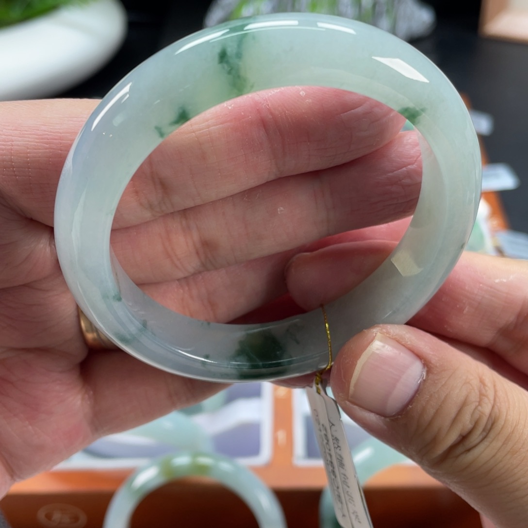 翡翠手镯未镶嵌冰花