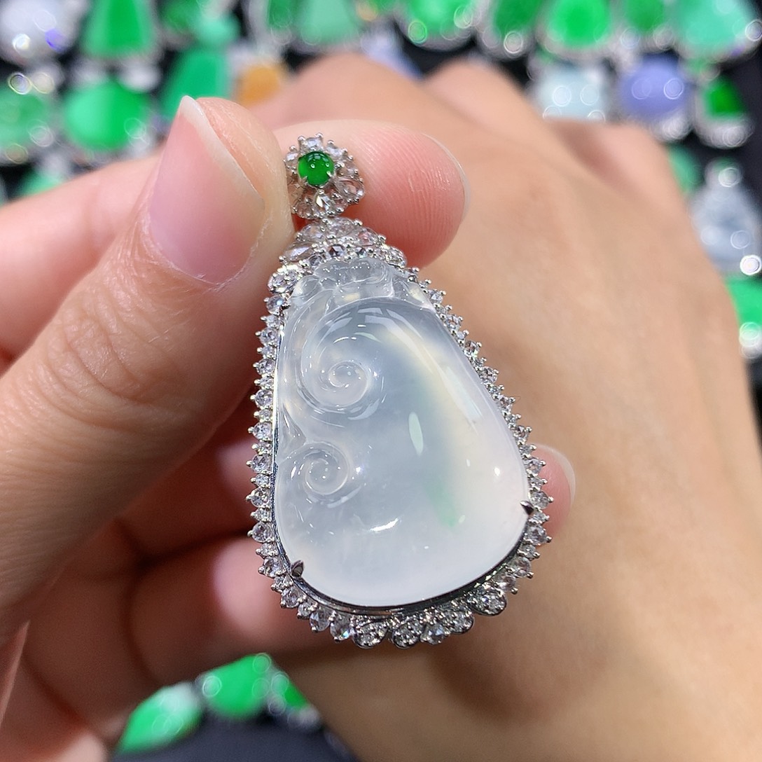 翡翠18K金镶嵌颈饰