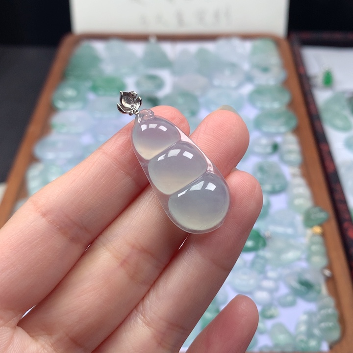 颈饰18K金镶嵌翡翠冰种大福豆