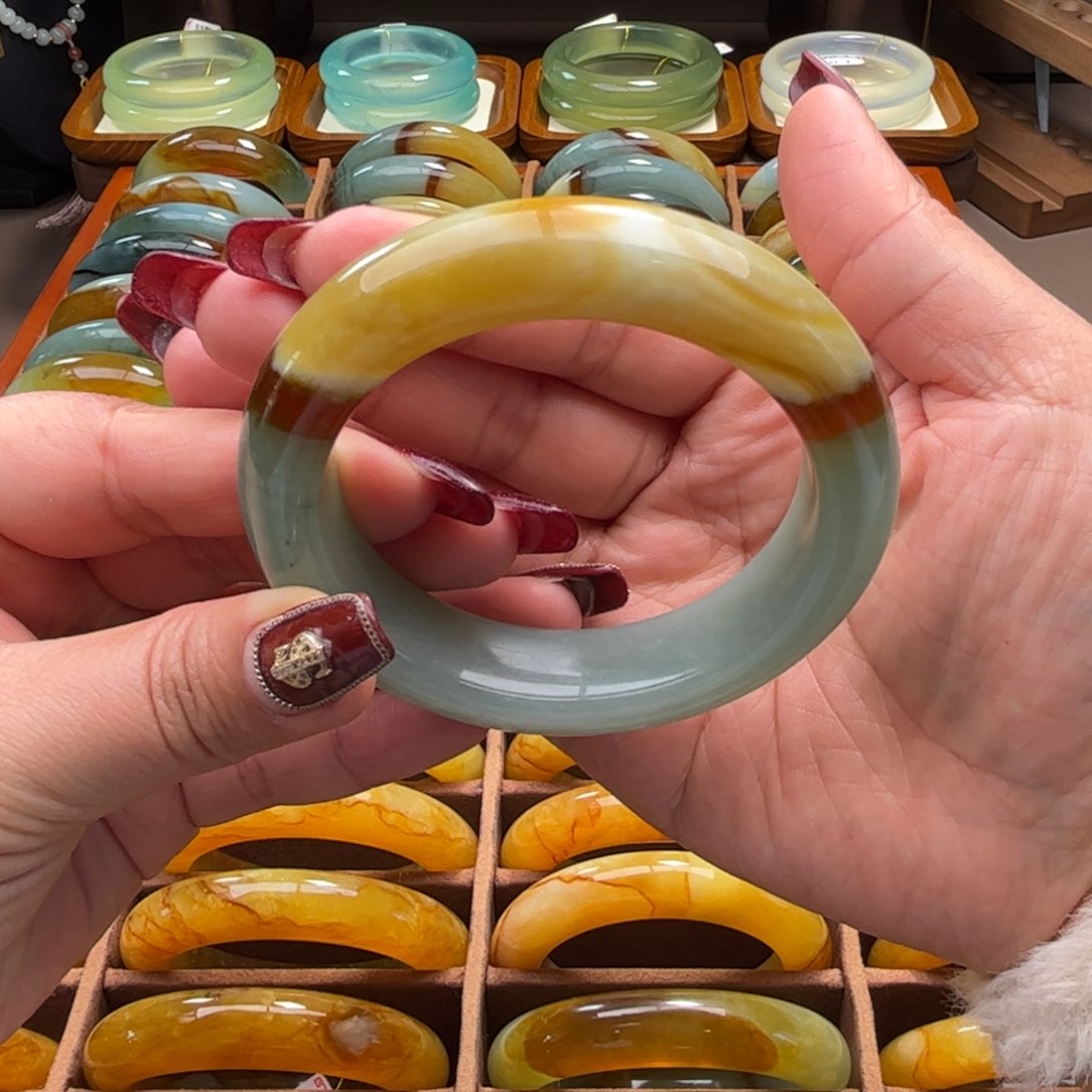 蛇纹石玉手镯未镶嵌