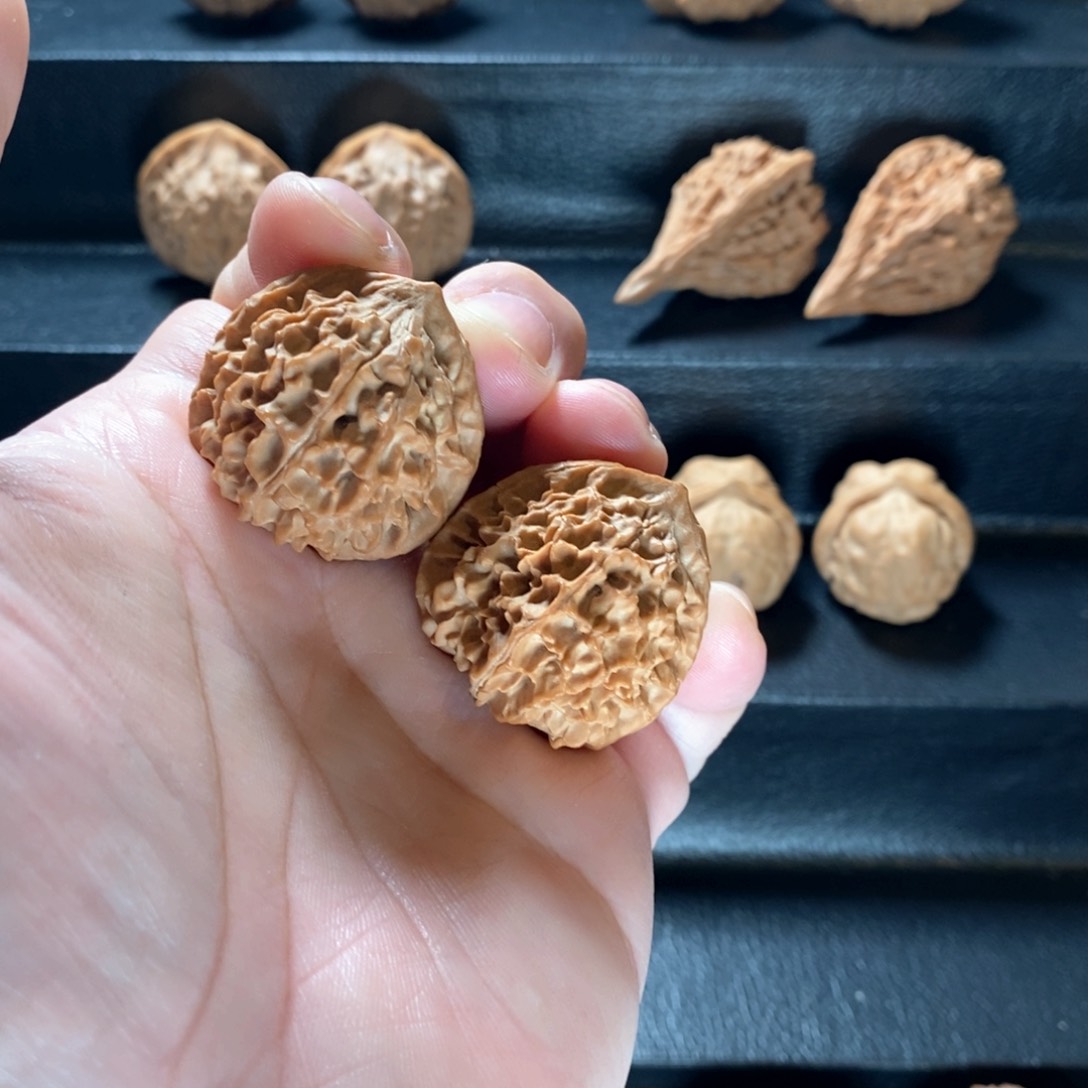 桃核把件野生原树山湖纹33