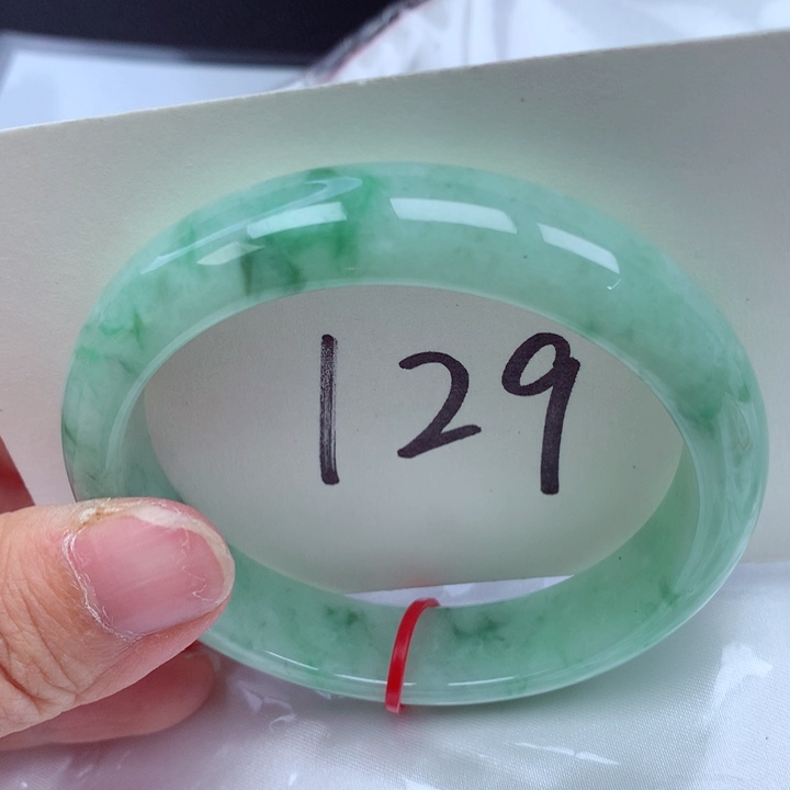 翡翠手镯未镶嵌翡翠