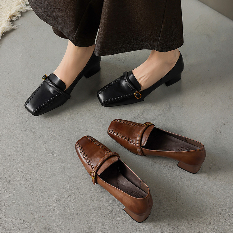 浅口单鞋一字扣带平底内增高头层牛皮高跟2026新款圆头女粗跟