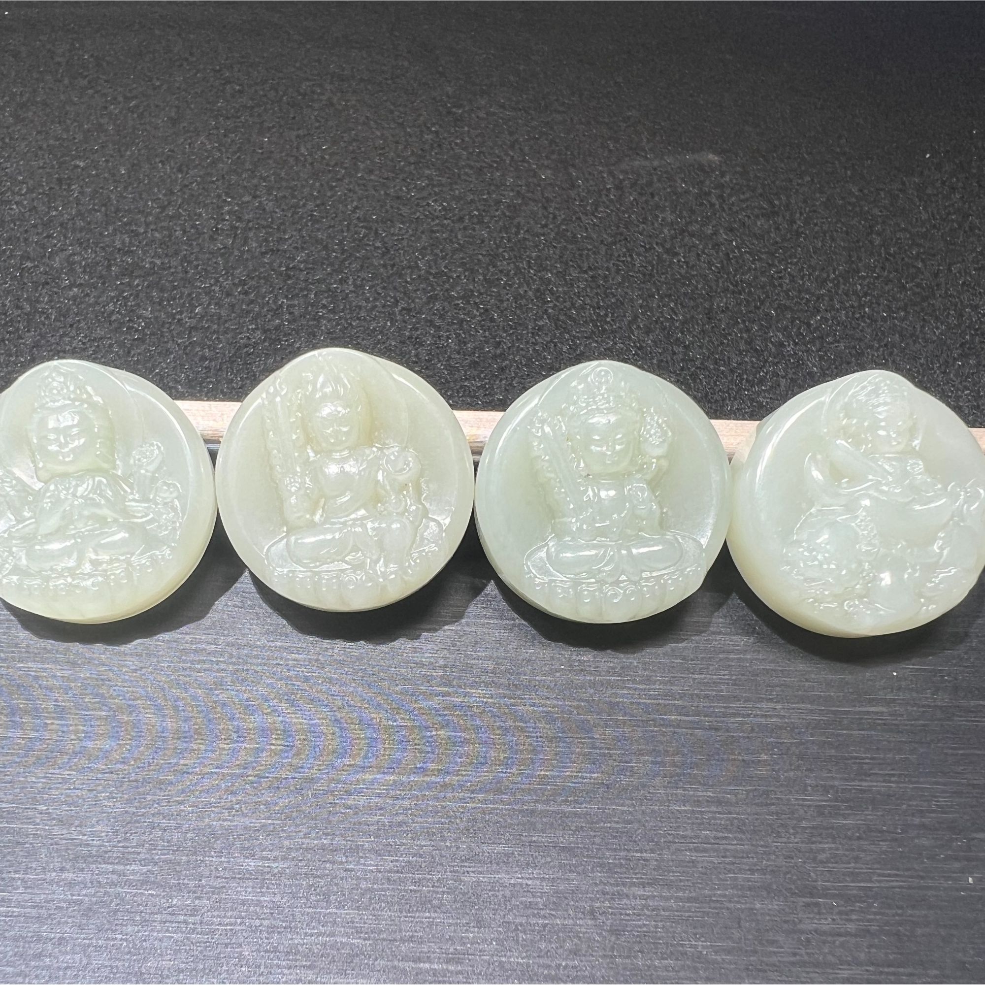 新疆和田玉且末料青白玉观音28mm