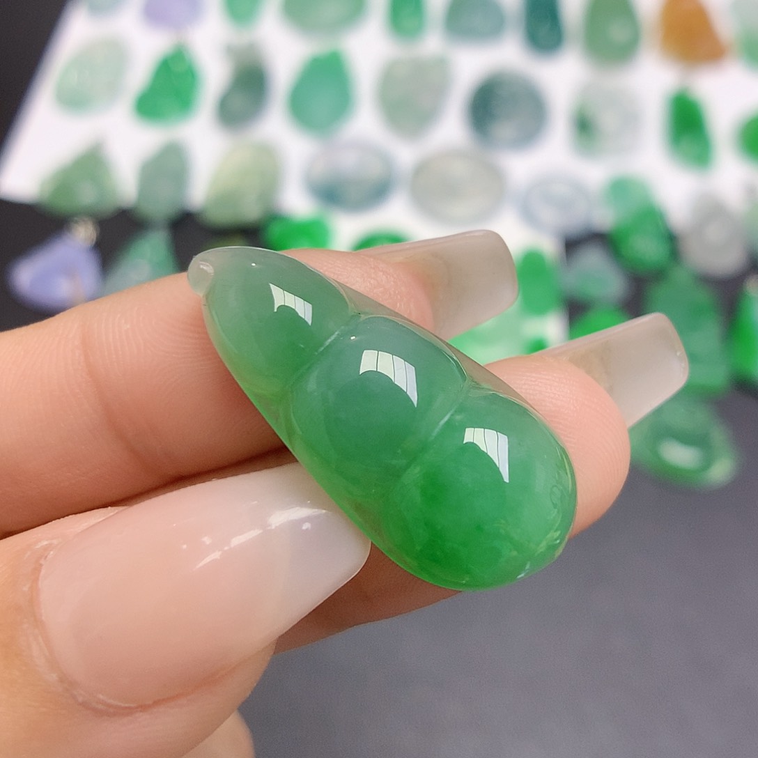 翡翠未镶嵌颈饰福豆