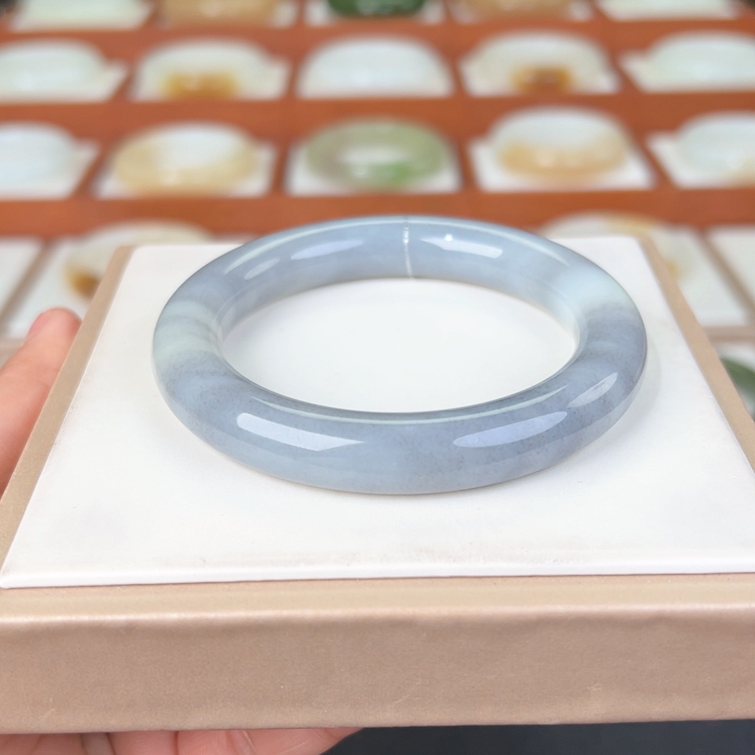 和田玉手镯未镶嵌青花