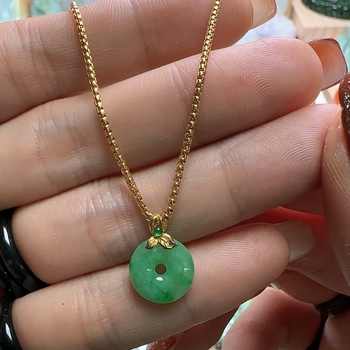 翡翠颈饰未镶嵌小绿平安扣