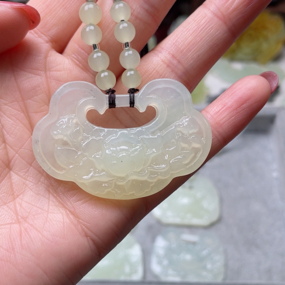 蛇纹石玉颈饰未镶嵌