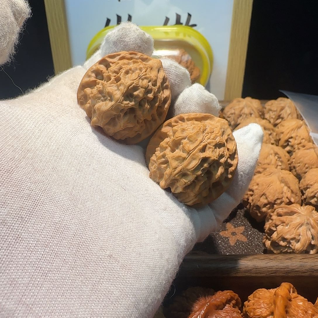 文玩核桃吊坠原树血玲珑