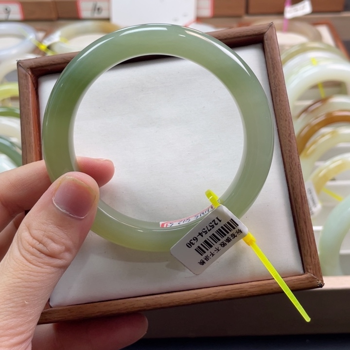 【闪购商品】和田玉手镯未镶嵌46 56.57