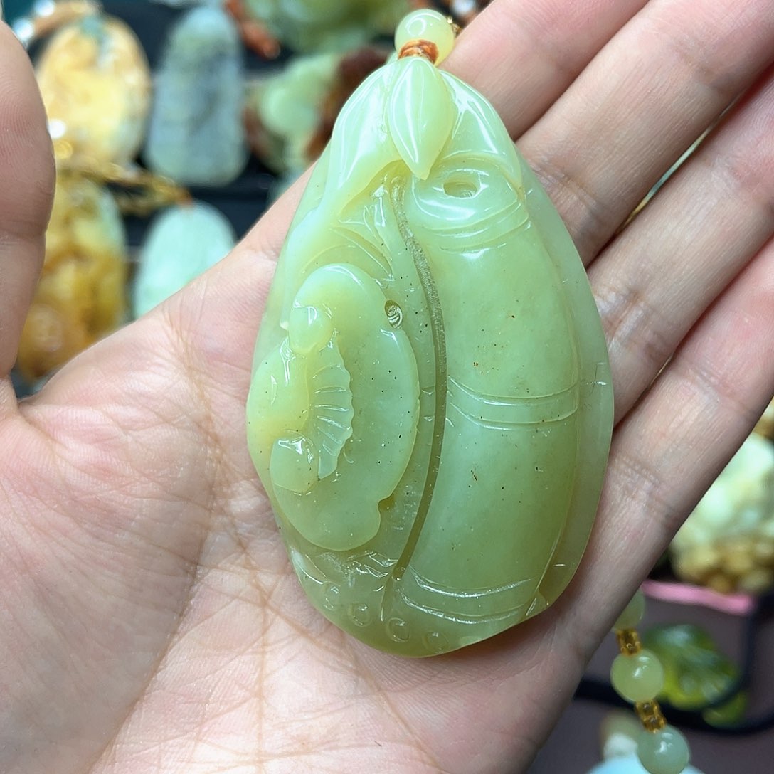 蛇纹石玉颈饰未镶嵌